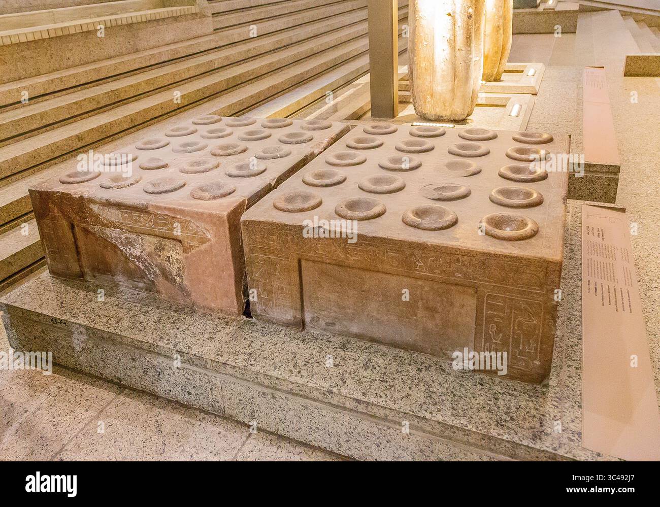 Egitto, Cairo, Grand Egyptian Museum (GEM), che offre la tavola del re Amenemhat vi, di Karnak. Le due parti rappresentano l'alto Egitto e il basso Egitto Foto Stock