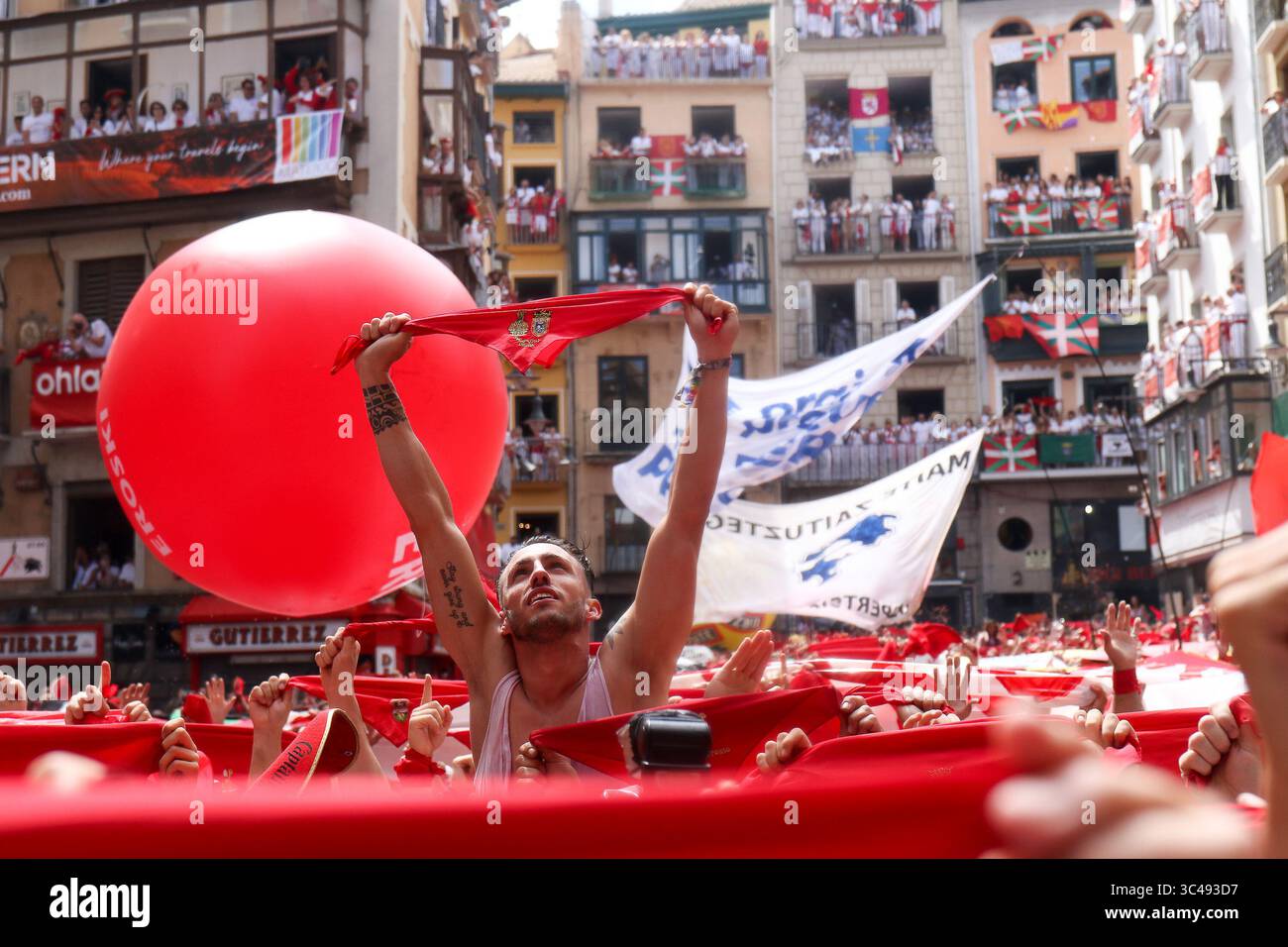 6 luglio 2018 - atmosfera durante il ''Chupinazo'' che apre la festa di San Fermin a Pamplona, Spagna, il 6 luglio 2018. (Immagine di credito: © Oscar J. Barroso/AFP7 via ZUMA Wire) Foto Stock