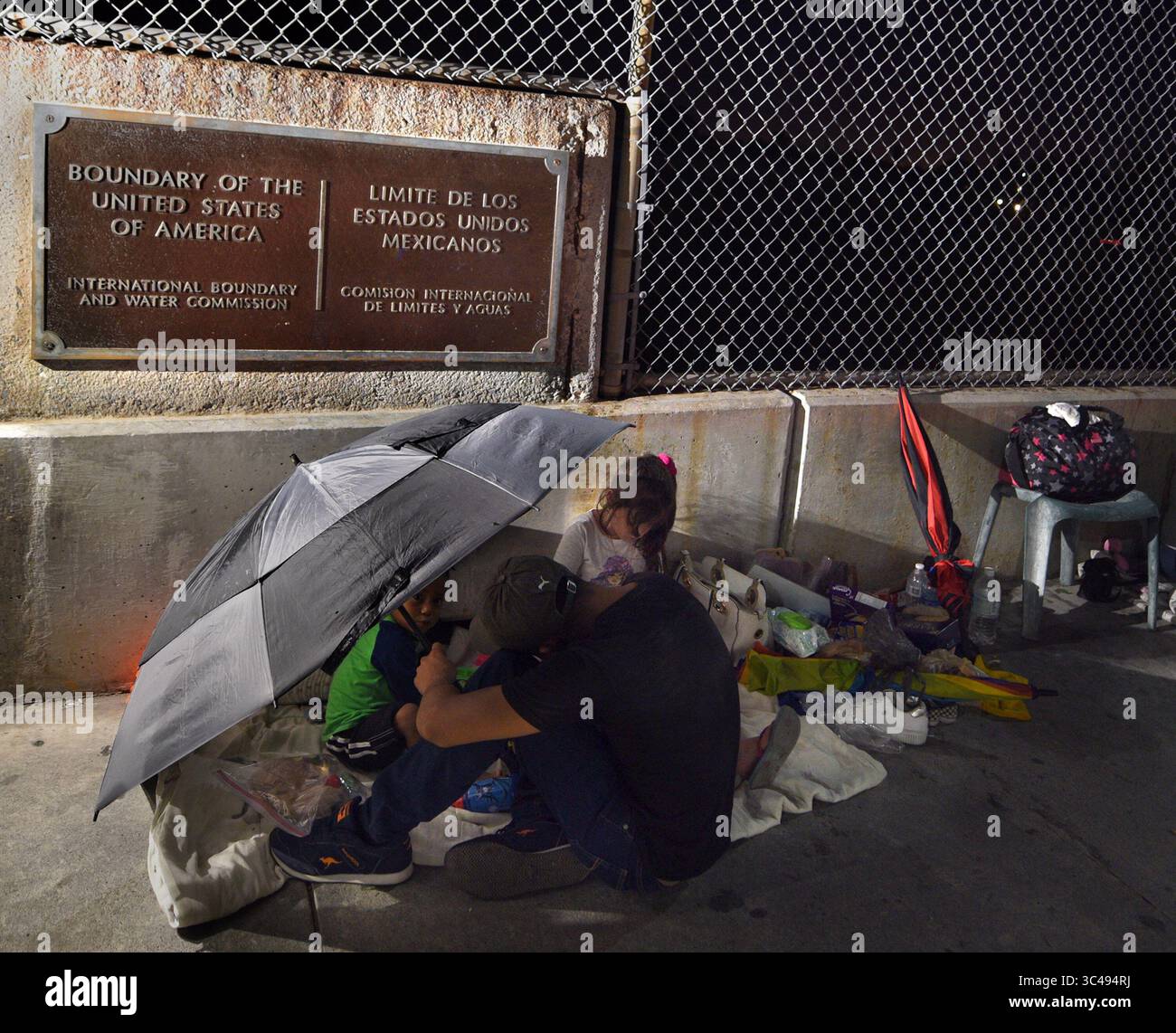 4 luglio 2018 - Matamoros, Messico - 4 luglio 2018 Ã Matamoros, Messico - gli immigrati sul ponte hanno chiesto di non essere identificati. I richiedenti asilo dormono sul B/M International Bridge, Matamoros-Brownsville, in attesa di attraversare gli Stati Uniti dal lato del Messico. Se non fosse stato per un piccolo gruppo umanitario Asociacion Civil Ayudandoles a Triunfar a.c. gestito da Glady Canas dal Messico, non avrebbero avuto coperte su cui dormire, cibo, acqua, ecc. Non si sa se sia stato ancora permesso loro di essere trattati per paura credibile. Più tardi quella notte in lontananza, i fuochi d'artificio esplosero mentre l'America celebrava Independen Foto Stock