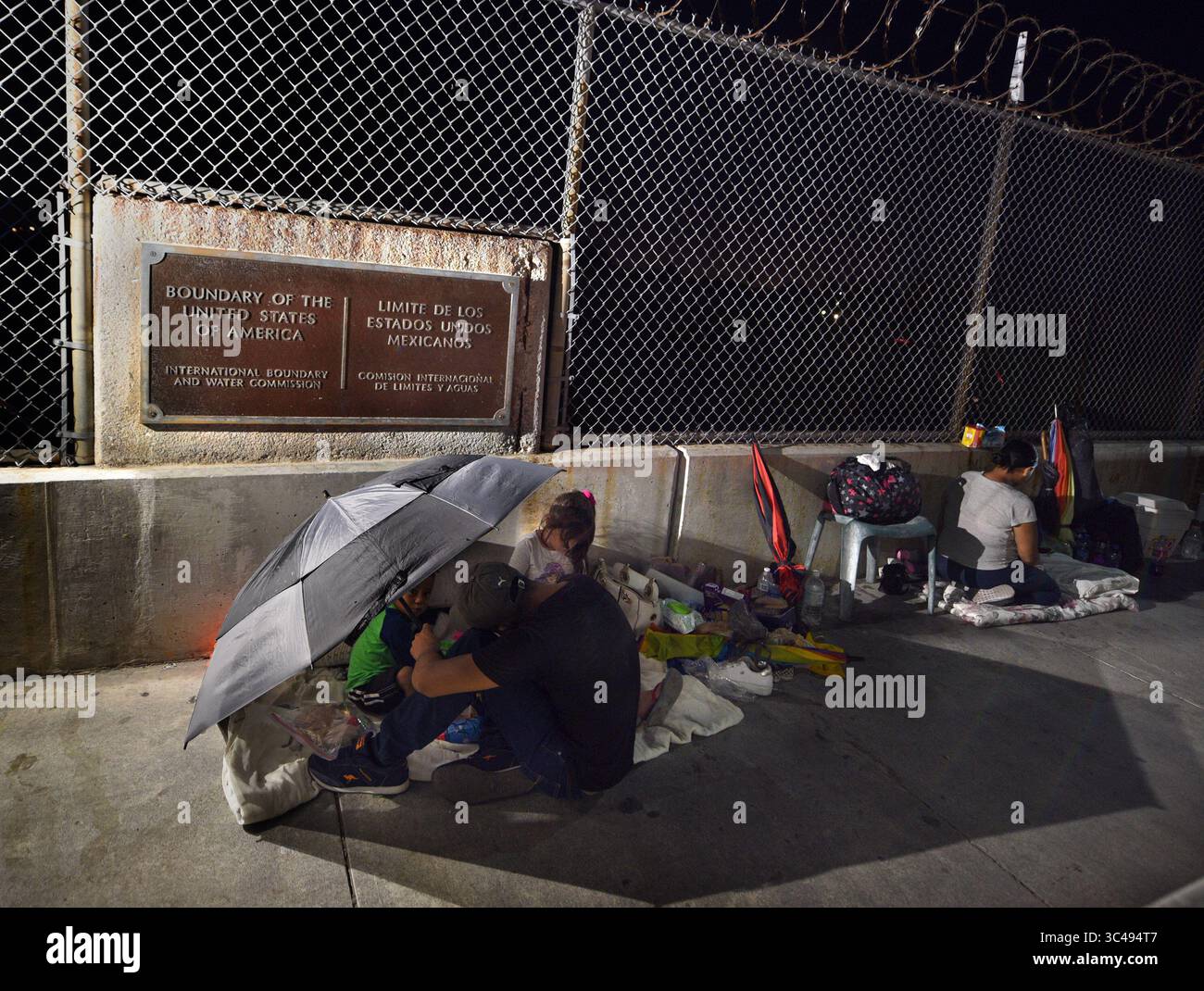 4 luglio 2018 - Matamoros, Messico - 4 luglio 2018 Ã Matamoros, Messico - gli immigrati sul ponte hanno chiesto di non essere identificati. I richiedenti asilo dormono sul B/M International Bridge, Matamoros-Brownsville, in attesa di attraversare gli Stati Uniti dal lato del Messico. Se non fosse stato per un piccolo gruppo umanitario Asociacion Civil Ayudandoles a Triunfar a.c. gestito da Glady Canas dal Messico, non avrebbero avuto coperte su cui dormire, cibo, acqua, ecc. Non si sa se sia stato ancora permesso loro di essere trattati per paura credibile. Più tardi quella notte in lontananza, i fuochi d'artificio esplosero mentre l'America celebrava Independen Foto Stock