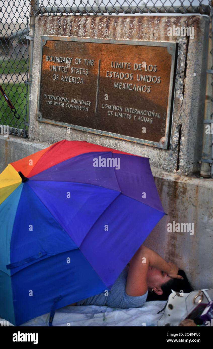 4 luglio 2018 - Matamoros, Messico - 4 luglio 2018 Ã Matamoros, Messico - gli immigrati sul ponte hanno chiesto di non essere identificati. I richiedenti asilo dormono sul B/M International Bridge, Matamoros-Brownsville, in attesa di attraversare gli Stati Uniti dal lato del Messico. Se non fosse stato per un piccolo gruppo umanitario Asociacion Civil Ayudandoles a Triunfar a.c. gestito da Glady Canas dal Messico, non avrebbero avuto coperte su cui dormire, cibo, acqua, ecc. Non si sa se sia stato ancora permesso loro di essere trattati per paura credibile. Più tardi quella notte in lontananza, i fuochi d'artificio esplosero mentre l'America celebrava Independen Foto Stock