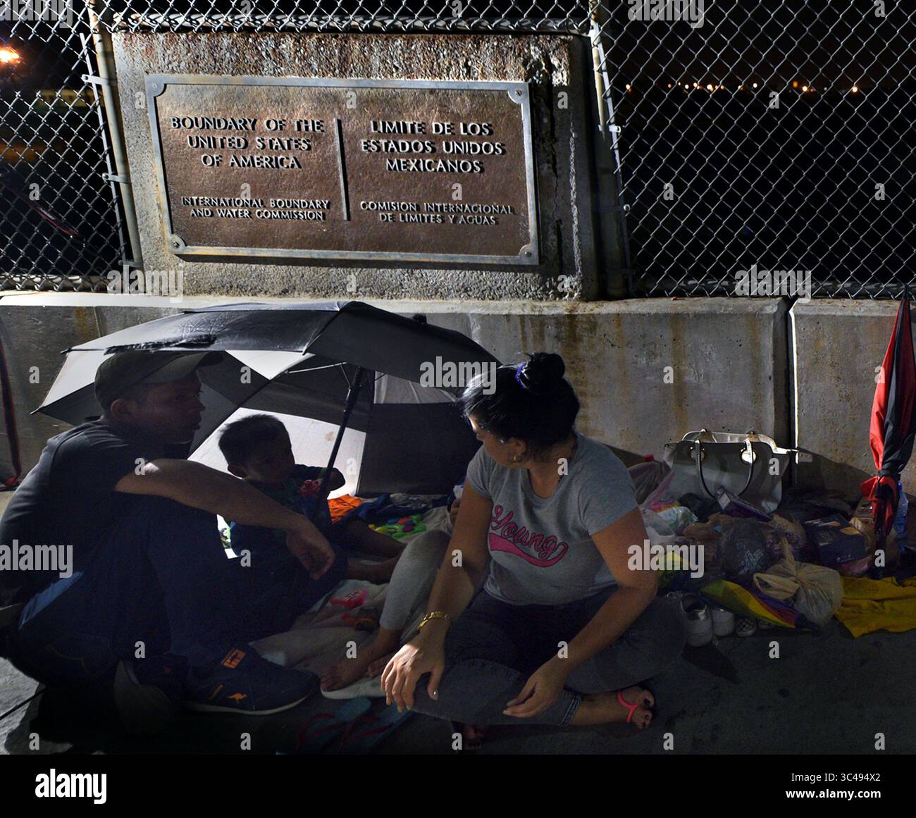 4 luglio 2018 - Matamoros, Messico - 4 luglio 2018 Ã Matamoros, Messico - gli immigrati sul ponte hanno chiesto di non essere identificati. I richiedenti asilo dormono sul B/M International Bridge, Matamoros-Brownsville, in attesa di attraversare gli Stati Uniti dal lato del Messico. Se non fosse stato per un piccolo gruppo umanitario Asociacion Civil Ayudandoles a Triunfar a.c. gestito da Glady Canas dal Messico, non avrebbero avuto coperte su cui dormire, cibo, acqua, ecc. Non si sa se sia stato ancora permesso loro di essere trattati per paura credibile. Più tardi quella notte in lontananza, i fuochi d'artificio esplosero mentre l'America celebrava Independen Foto Stock