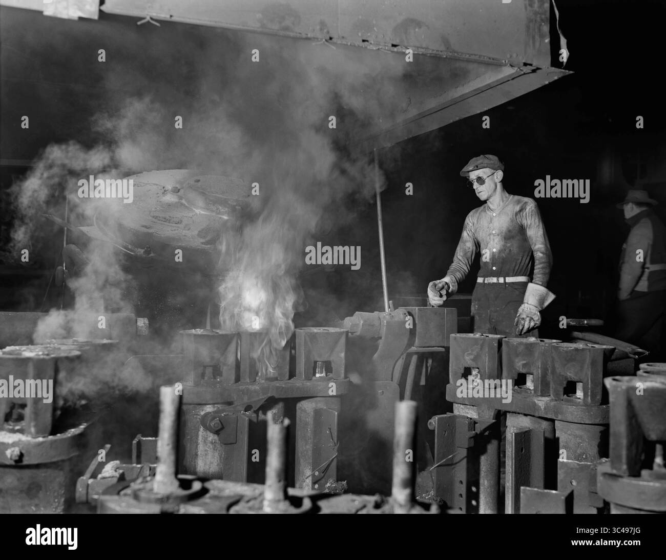 11 aprile 2013 - operatore del forno elettrico che versa il metallo fuso negli stampi, Chase Brass and Copper Company, Euclid, Ohio, USA, Alfred T. Palmer per Office of War Information, febbraio 1942 (immagine di credito: © circa Images/Glasshouse via ZUMA Wire) Foto Stock