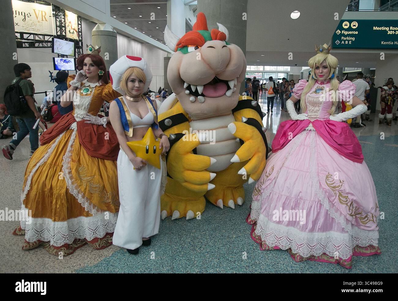 7 luglio 2018 - Los Angeles, California, Stati Uniti - Cosplayers vestiti come Daisy, Toad, Bowser e Princess Peach dalla serie di videogiochi Super Mario Bros. All'Anime Expo 2018 all'Anime Expo 2018 di sabato 7 luglio 2018 al Los Angeles Convention Center di Los Angeles, California. Anime Expo 2018 Ã¢â‚¬â€œ 3° giorno. (Immagine di credito: © Prensa Internacional via cavo ZUMA) Foto Stock
