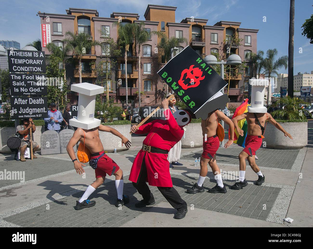 7 luglio 2018 - Los Angeles, California, Stati Uniti - Un cosplayer vestito da timido della serie di videogiochi Super Mario Bros. Tiene una contro protesta all'Anime Expo 2018 sabato 7 luglio 2018 al Los Angeles Convention Center di Los Angeles, California. Anime Expo 2018 Ã¢â‚¬â€œ 3° giorno. (Immagine di credito: © Prensa Internacional via cavo ZUMA) Foto Stock