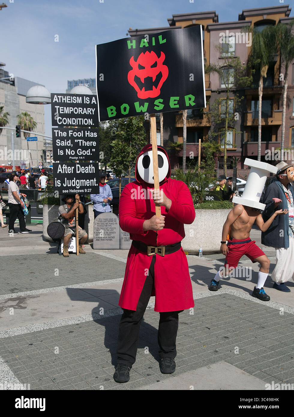 7 luglio 2018 - Los Angeles, California, Stati Uniti - Un cosplayer vestito da timido della serie di videogiochi Super Mario Bros. Tiene una contro protesta all'Anime Expo 2018 sabato 7 luglio 2018 al Los Angeles Convention Center di Los Angeles, California. Anime Expo 2018 Ã¢â‚¬â€œ 3° giorno. (Immagine di credito: © Prensa Internacional via cavo ZUMA) Foto Stock