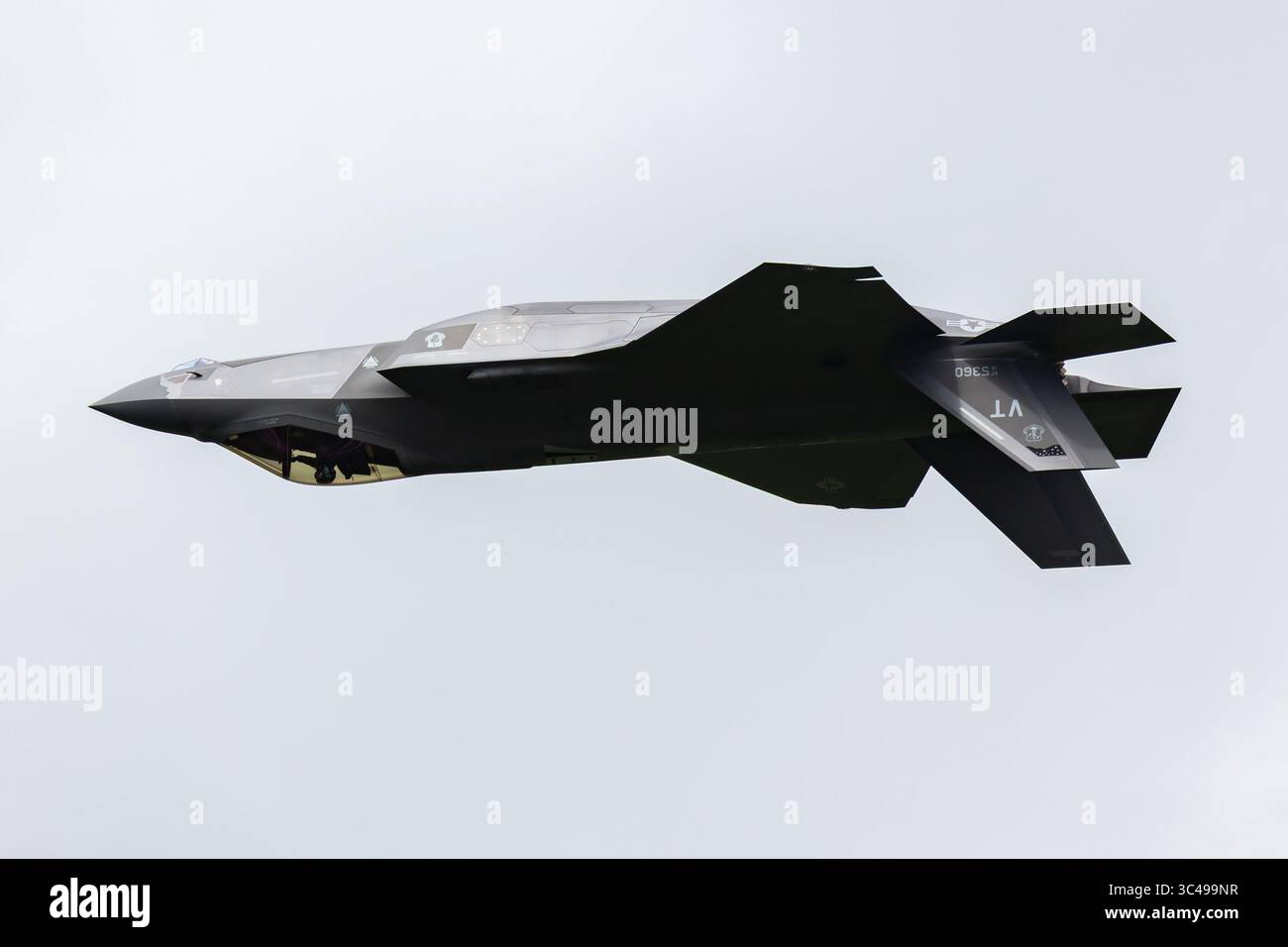 Zeltweg, Austria - 7 settembre 2024: Aereo da caccia Lockheed Martin F-35 Lightning II dell'aeronautica statunitense presso la base aerea. Aerei che volano ma Foto Stock