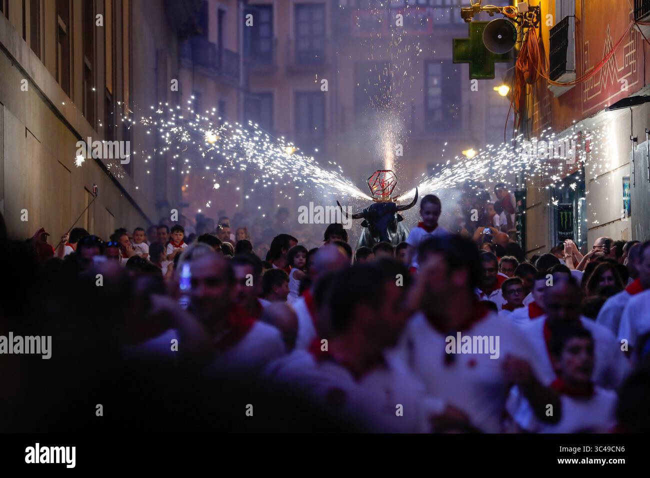 8 luglio 2018 - le persone che indossano un costume di "Toro de Fuego" (toro di fuoco) inseguono le persone durante il Festival di San Fermin l'8 luglio 2018, a Pamplona, nel nord della Spagna. (Immagine di credito: © Oscar J. Barroso/AFP7 via ZUMA Wire) Foto Stock