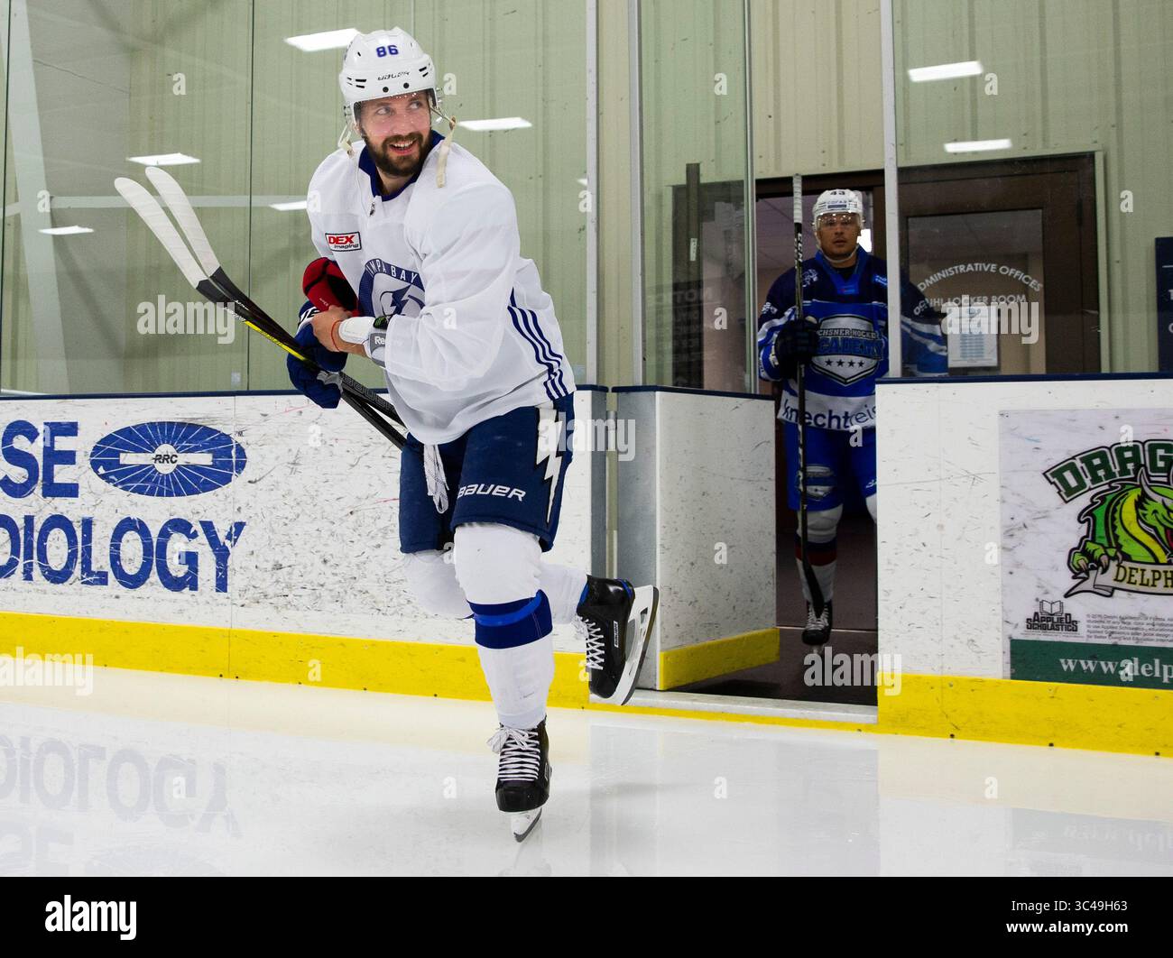 10 luglio 2018 - Clearwater, Florida, Stati Uniti - DIRK SHADD | Times .Tampa Bay Lightning Nikita Kucherov sale sul ghiaccio per una sessione di allenamento alla Clearwater Ice Arena martedì mattina (07/10/18). Kucherov ha appena firmato un'estensione contrattuale di otto anni che gli pagherà una media di 9,5 milioni di dollari. (Immagine di credito: © Dirk Shadd/Tampa Bay Times via cavo ZUMA) Foto Stock
