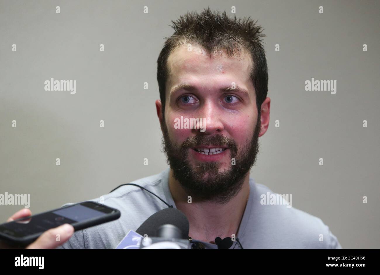 10 luglio 2018 - Clearwater, Florida, Stati Uniti - DIRK SHADD | Times .Tampa Bay Lightning Nikita Kucherov parla con i giornalisti dopo una sessione di allenamento su ghiaccio presso la Clearwater Ice Arena martedì mattina (07/10/18). Kucherov ha firmato un'estensione contrattuale di otto anni che gli pagherà una media di 9,5 milioni di dollari. (Immagine di credito: © Dirk Shadd/Tampa Bay Times via cavo ZUMA) Foto Stock