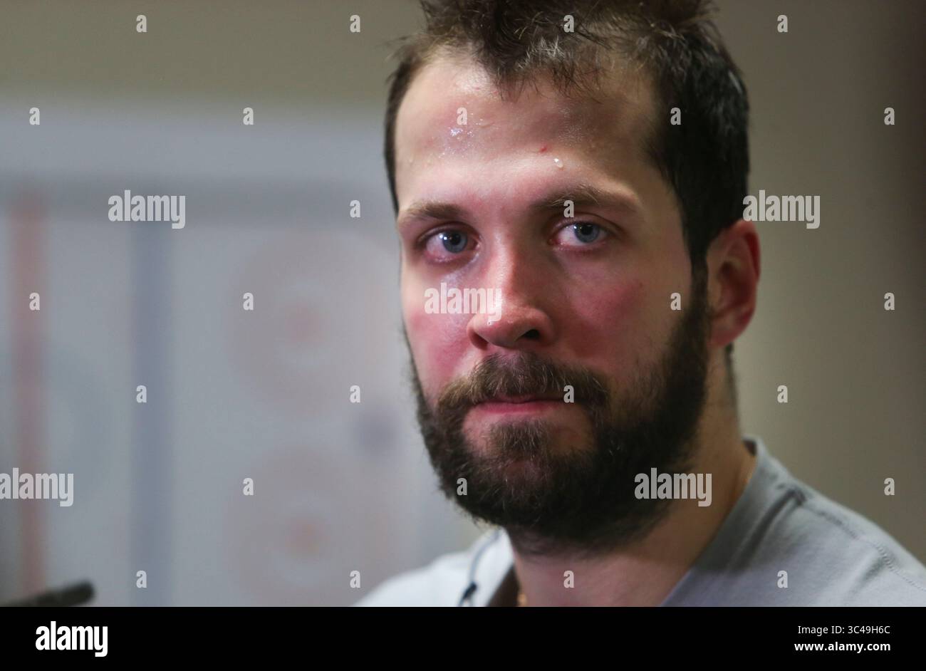 10 luglio 2018 - Clearwater, Florida, Stati Uniti - DIRK SHADD | Times .Tampa Bay Lightning Nikita Kucherov parla con i giornalisti dopo una sessione di allenamento su ghiaccio presso la Clearwater Ice Arena martedì mattina (07/10/18). Kucherov ha firmato un'estensione contrattuale di otto anni che gli pagherà una media di 9,5 milioni di dollari. (Immagine di credito: © Dirk Shadd/Tampa Bay Times via cavo ZUMA) Foto Stock