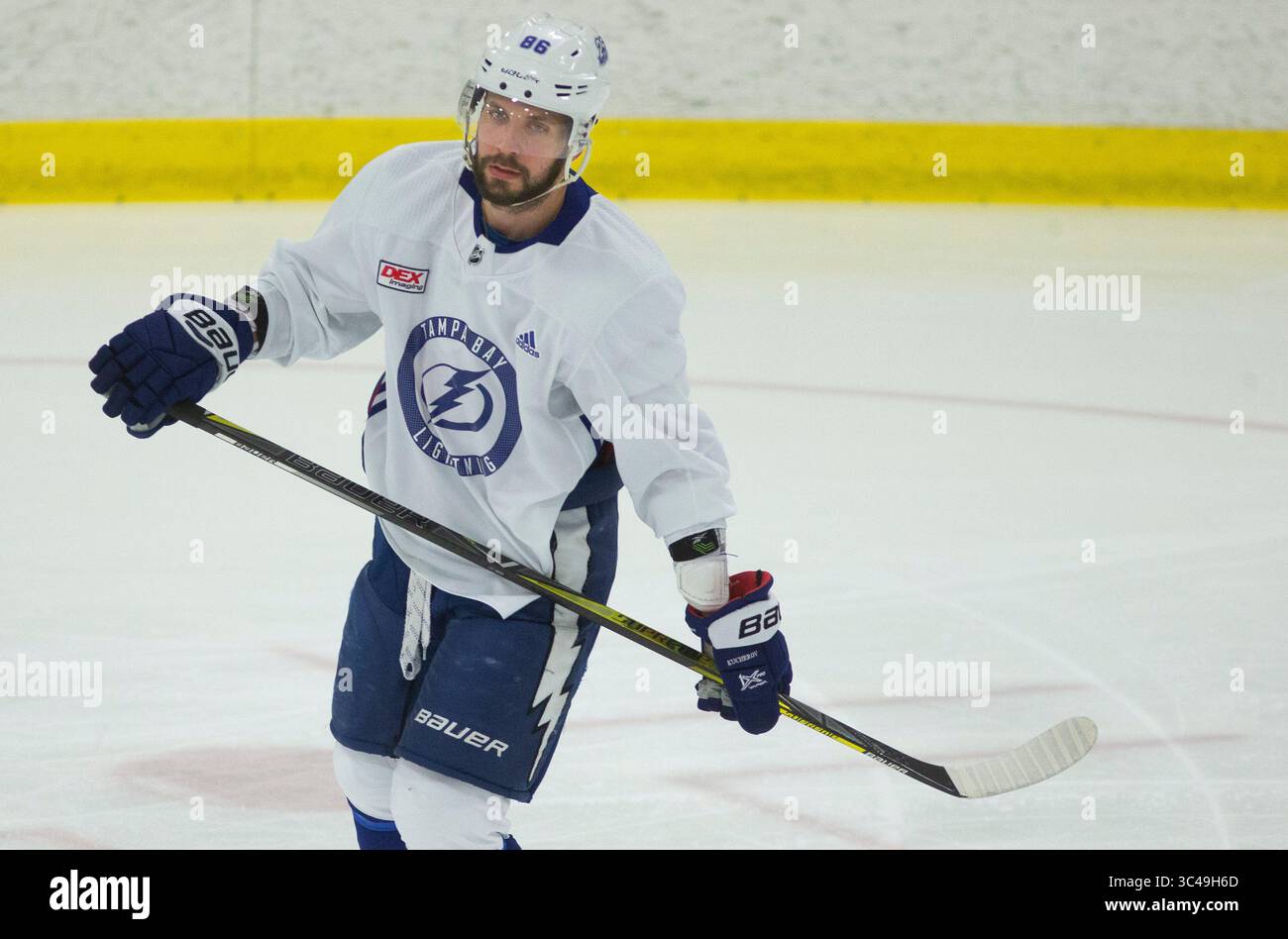 10 luglio 2018 - Clearwater, Florida, Stati Uniti - DIRK SHADD | Times .Tampa Bay Lightning Nikita Kucherov sul ghiaccio durante una sessione di allenamento presso Clearwater Ice Arena martedì mattina (07/10/18). Kucherov ha appena firmato un'estensione contrattuale di otto anni che gli pagherà una media di 9,5 milioni di dollari. (Immagine di credito: © Dirk Shadd/Tampa Bay Times via cavo ZUMA) Foto Stock