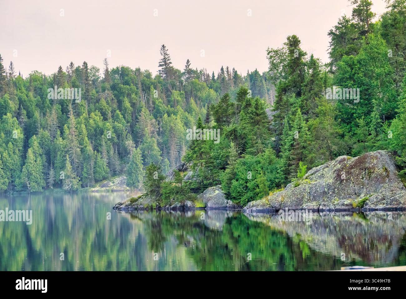 Il lago Gull è la fonte di acqua potabile per la città di Kirkland, e noto per la pesca al branzino in Ontario, Canada, al crepuscolo Foto Stock