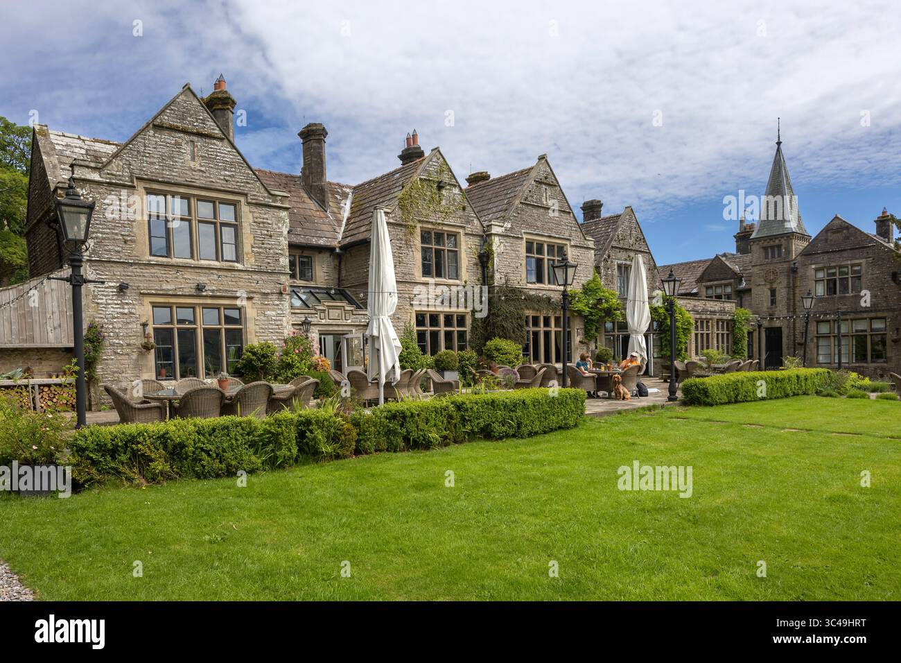 Simonstone Hall, originariamente una casa del XVII secolo, fu significativamente ampliata nel XIX secolo per diventare una casa di caccia e di carrozze, ora una Luxu Foto Stock