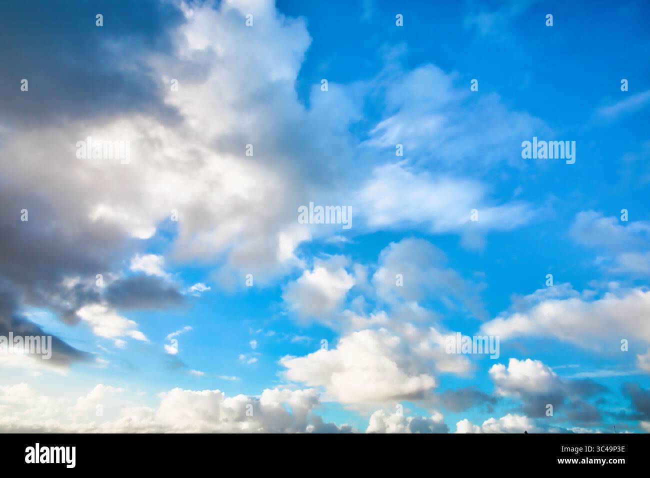 Sostituzione del cielo della nuova Zelanda, cielo blu con alcune nuvole più scure. Foto Stock