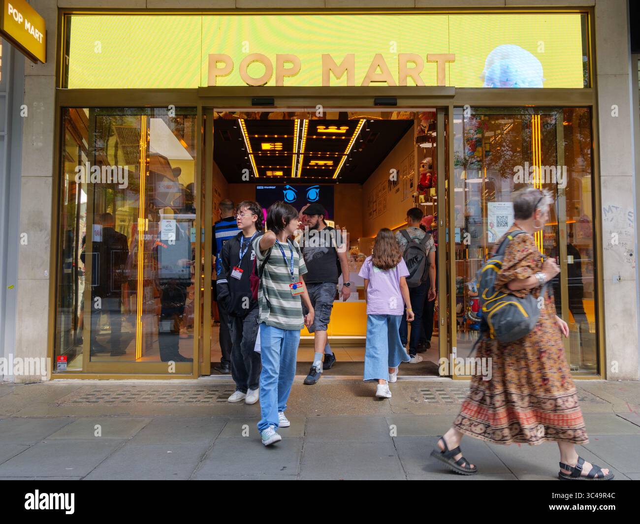 Outlet POP Mart in Oxford Street, Londra, Regno Unito, una destinazione popolare per giocattoli di design e statuette da collezione, che mostra le tendenze della cultura pop globale nel principale quartiere commerciale del centro di Londra Foto Stock