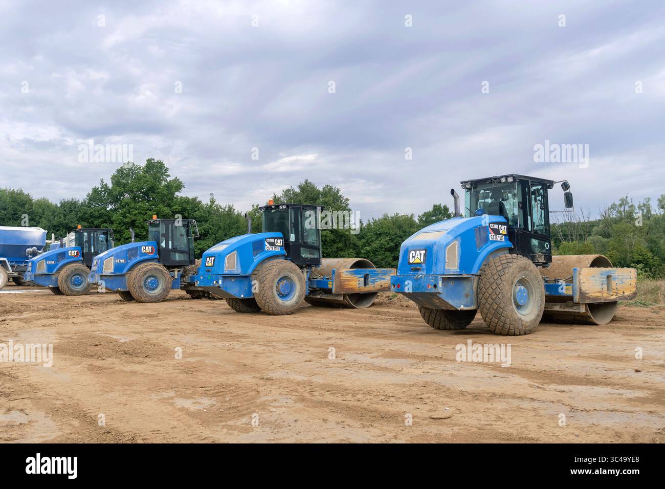 Hambach, Francia - visualizzazione su quattro rulli a tamburo singolo blu CAT CS78B per lavori di terra in cantiere. Foto Stock