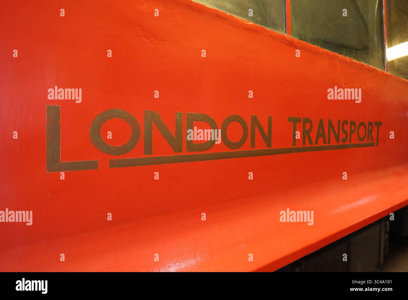 Logo London Transport - design LT in stile classico al Museo ferroviario di Mangapps Foto Stock