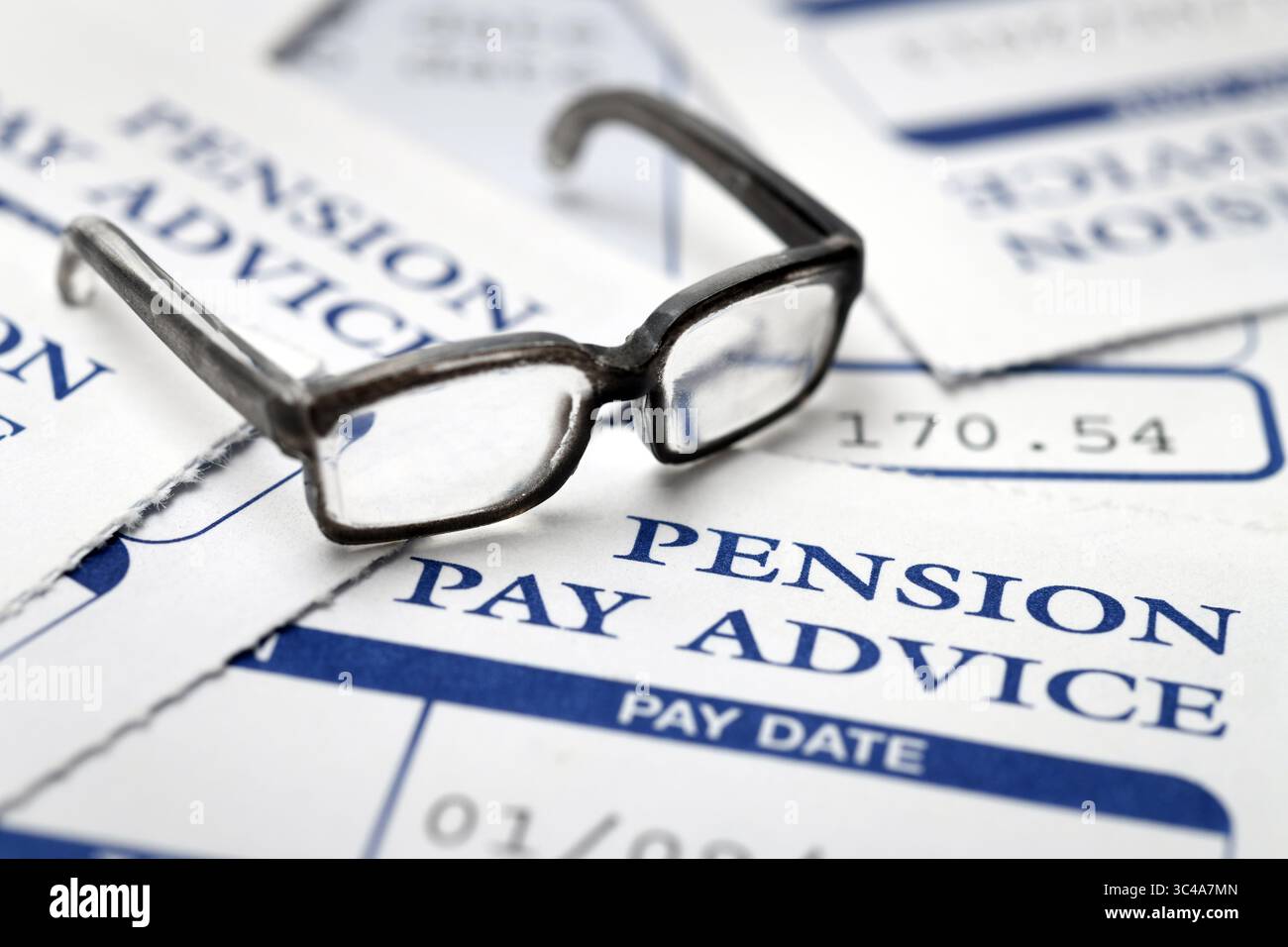 CONSULENZA SULLA RETRIBUZIONE PENSIONISTICA CON OCCHIALI RISPARMIO PENSIONE PENSIONE ETC UK Foto Stock