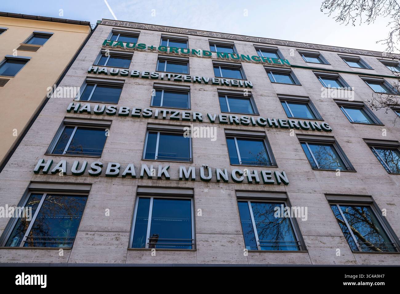 Monaco di Baviera, Germania - 4 aprile 2025: Facciata dell'associazione dei proprietari di immobili e sede della banca a Monaco di Baviera, Germania Foto Stock