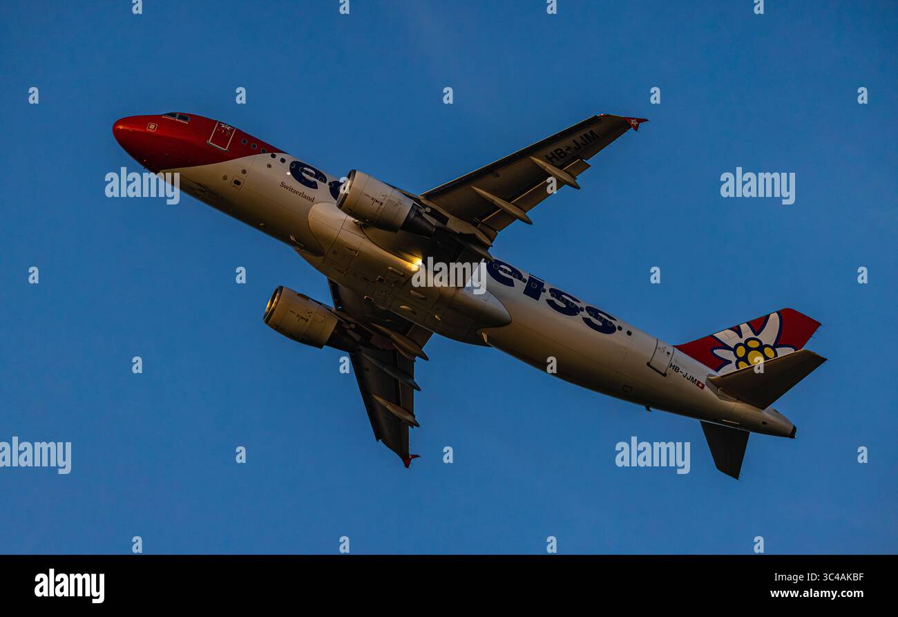 Zurigo, Svizzera, 20 giugno 2025: Un Airbus A320-214 di Edelweiss decolla dalla pista dell'aeroporto di Zurigo. Registrazione HB-JJM (Andreas Haas/dieBil Foto Stock