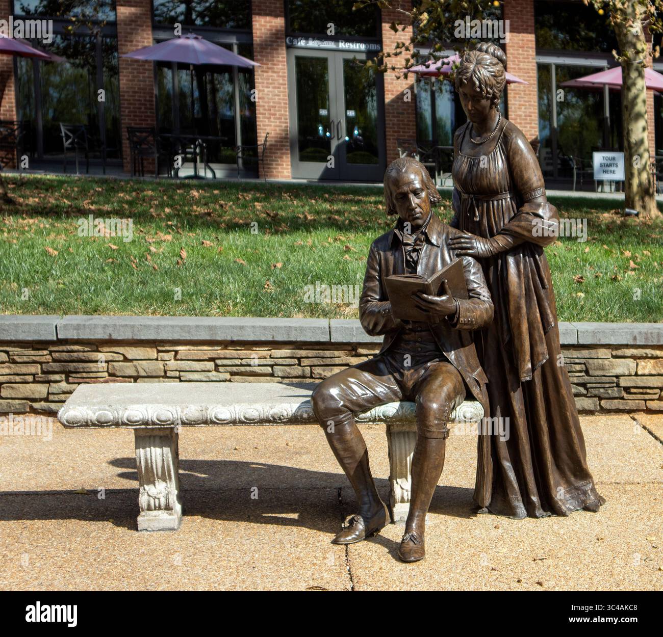 A Montpelier, James Madison siede a leggere su una panchina di bronzo, una statua interattiva che invita i visitatori a unirsi al padre fondatore nella contemplazione. Foto Stock