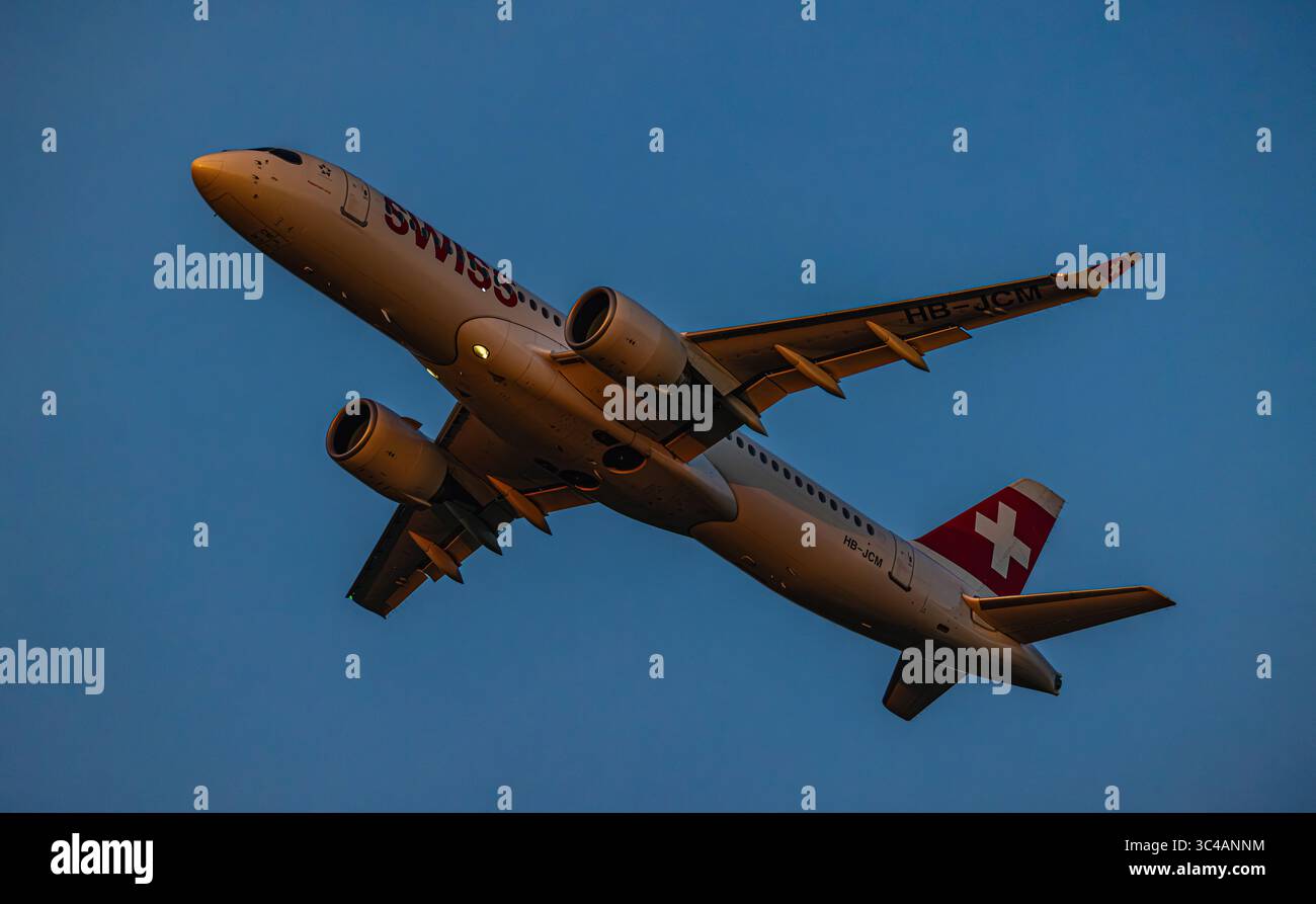 Zurigo, Svizzera, 20 giugno 2025: Un Airbus A220-371 di Swiss International Airlines decolla dalla pista dell'aeroporto di Zurigo. Registrazione HB-JC Foto Stock