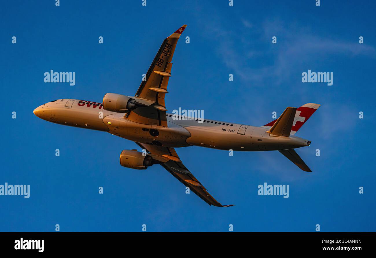 Zurigo, Svizzera, 20 giugno 2025: Un Airbus A220-371 di Swiss International Airlines decolla dalla pista dell'aeroporto di Zurigo. Registrazione HB-JC Foto Stock