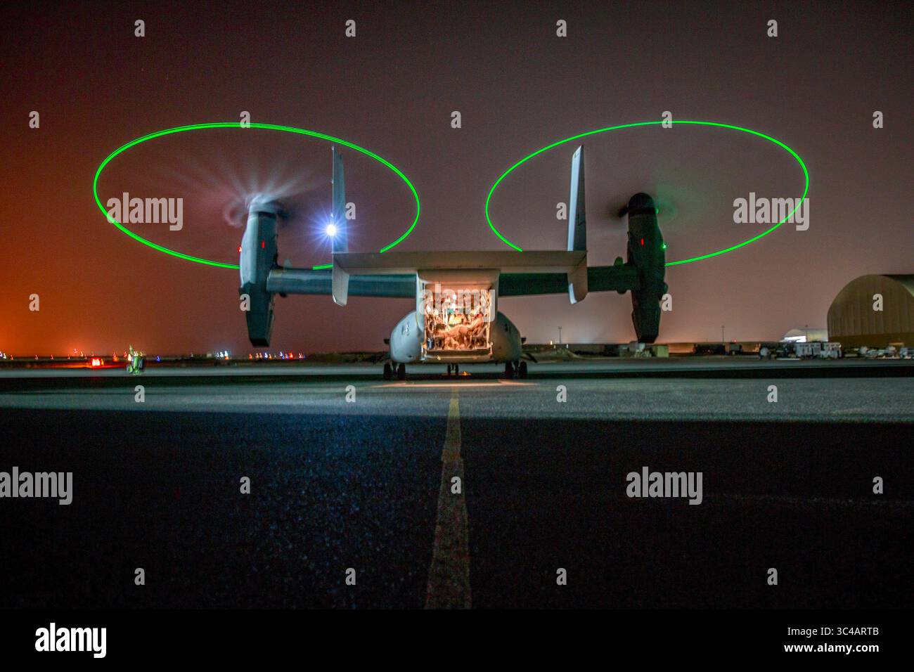 8 luglio 2018 - posizione non rivelata - un MV-22 Osprey con Marine Medium Tilt-Rotor Squadron 164 caricato con Marines attaccati al 3rd Battalion 7th Marine Regiment prepararsi ad eseguire un recupero tattico di aerei e personale (TRAP) esercitazione Julyy 8, 2018. L'esercitazione simulava il salvataggio di due piloti abbattuti in un ambiente notturno. (Immagine di credito: © US Marine Corps/DOD via ZUMA Wire/ZUMAPRESS.com) Foto Stock