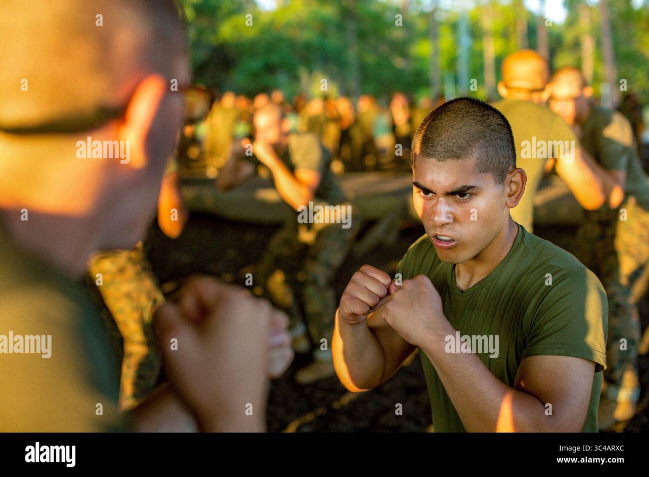 11 luglio 2018 - MCRD Parris Island, Carolina del Sud, Stati Uniti - reclute del corpo dei Marines degli Stati Uniti, con Charlie Company, 1st Battalion, Recruit Training Regiment, ascolta periodi di istruzione sul Marine Corps Martial Arts Program (MCMAP) a Leatherneck Square sul Marine Corps Recruit Depot Parris Island, Julyy 11, 2018. Il Marine Corps Martial Arts Program aiuta a creare l'ethos dei guerrieri utilizzando tecniche armate e disarmate di vari stili di arti marziali. (Credit Image: © US Marine Corps/DOD via ZUMA Wire/ZUMAPRESS.com) Foto Stock
