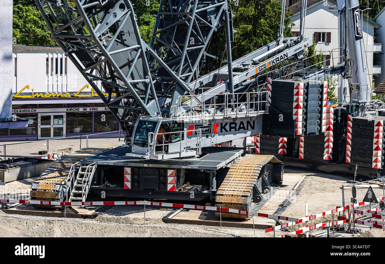Kloten, Svizzera, 12 luglio 2025: L'operatore della gru cingolata Lieberherr LR 1750/2 da 750 tonnellate si sta concentrando sul suo lavoro durante la demo Foto Stock