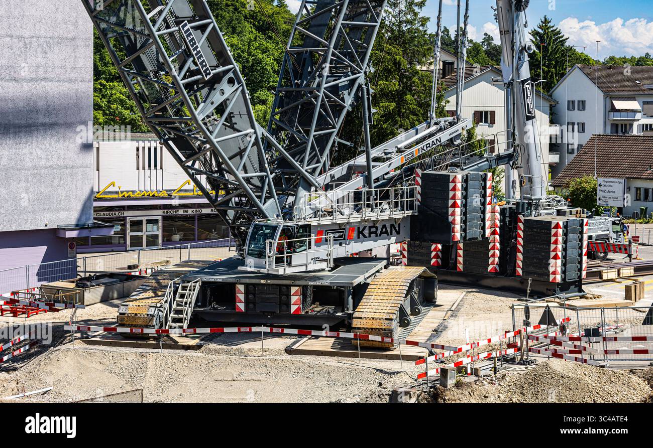 Kloten, Svizzera, 12 luglio 2025: L'operatore della gru cingolata Lieberherr LR 1750/2 da 750 tonnellate si sta concentrando sul suo lavoro durante la demo Foto Stock