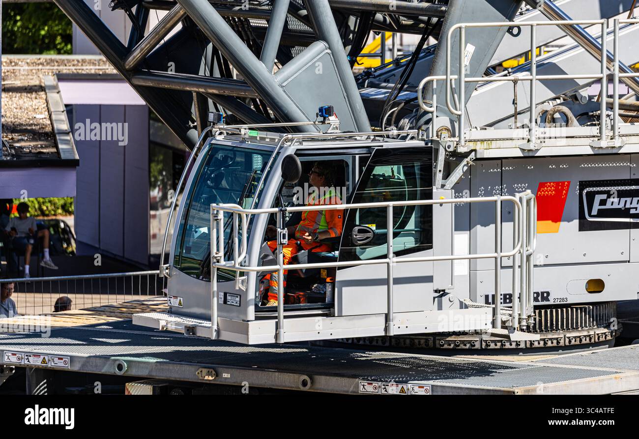 Kloten, Svizzera, 12 luglio 2025: L'operatore della gru cingolata Lieberherr LR 1750/2 da 750 tonnellate si sta concentrando sul suo lavoro durante la demo Foto Stock