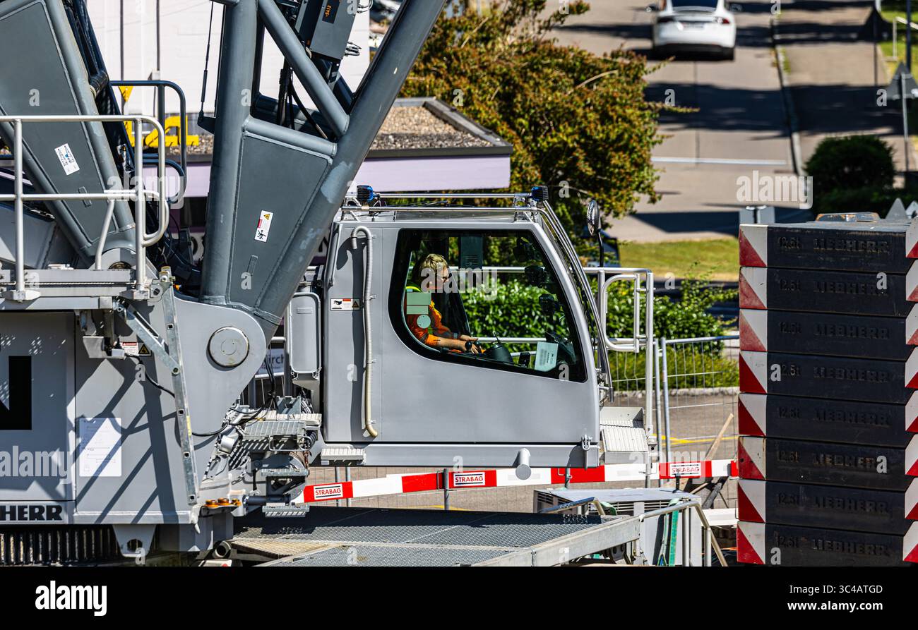 Kloten, Svizzera, 12 luglio 2025: L'operatore della gru cingolata Lieberherr LR 1750/2 da 750 tonnellate si sta concentrando sul suo lavoro durante la demo Foto Stock