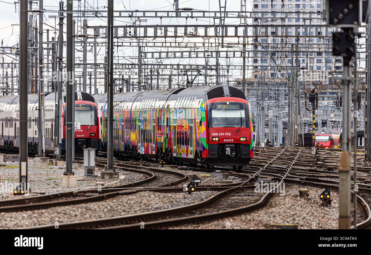Zurigo, Svizzera, 18 aprile 2025: Una nuova S-Bahn di Zurigo (FFS Rabe 514) arriva alla stazione centrale di Zurigo. Il treno ha una livrea speciale. (Foto di Andre Foto Stock