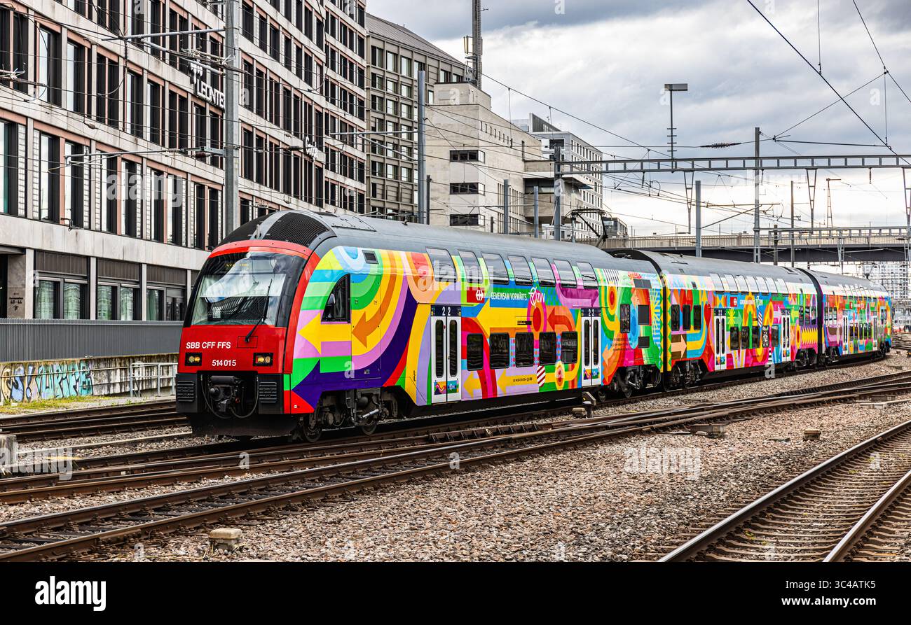 Zurigo, Svizzera, 18 aprile 2025: Una nuova S-Bahn di Zurigo (FFS Rabe 514) arriva alla stazione centrale di Zurigo. Il treno ha una livrea speciale. (Foto di Jonas Foto Stock