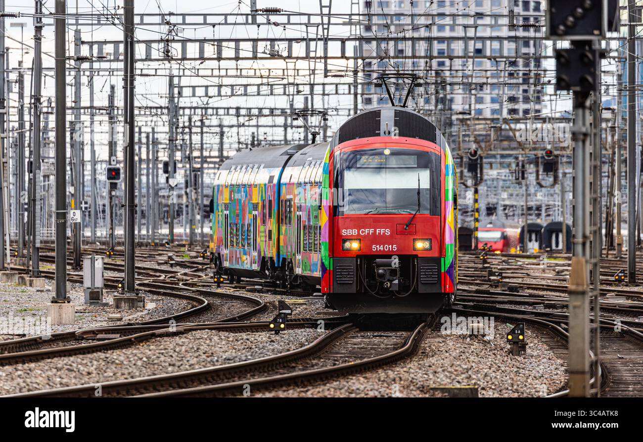 Zurigo, Svizzera, 18 aprile 2025: Una nuova S-Bahn di Zurigo (FFS Rabe 514) arriva alla stazione centrale di Zurigo. Il treno ha una livrea speciale. (Foto di Andre Foto Stock