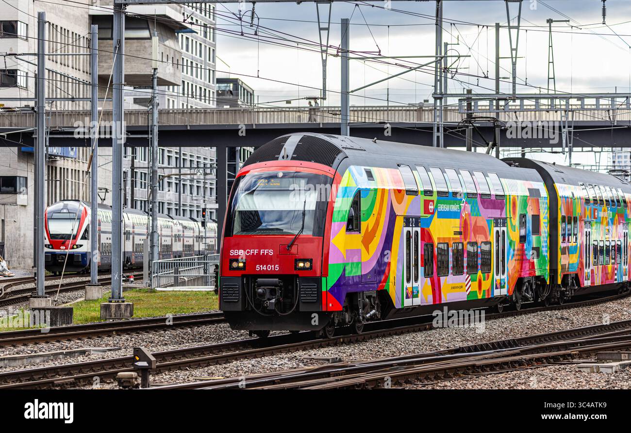 Zurigo, Svizzera, 18 aprile 2025: Una nuova S-Bahn di Zurigo (FFS Rabe 514) arriva alla stazione centrale di Zurigo. Il treno ha una livrea speciale. (Foto di Andre Foto Stock