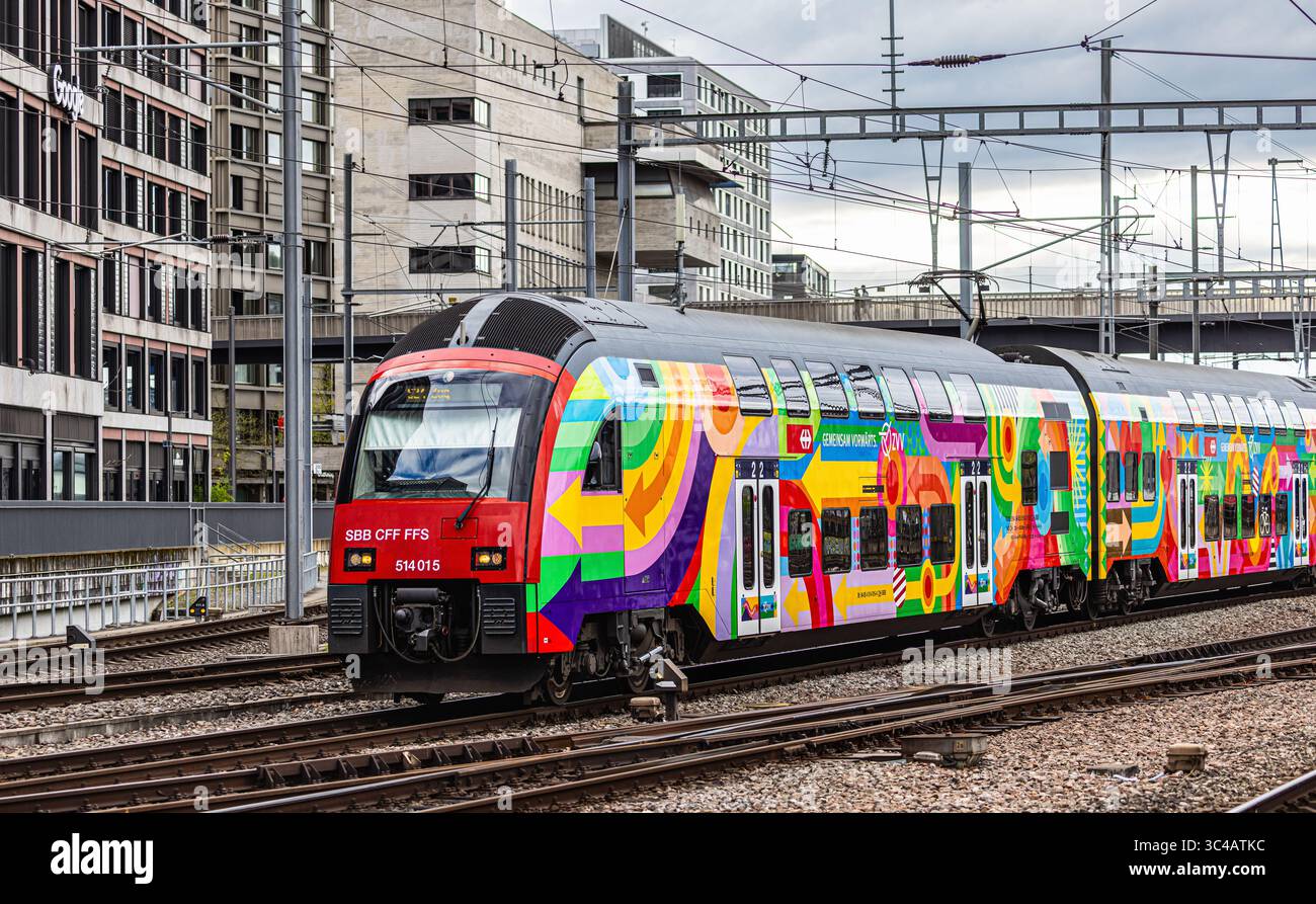 Zurigo, Svizzera, 18 aprile 2025: Una nuova S-Bahn di Zurigo (FFS Rabe 514) arriva alla stazione centrale di Zurigo. Il treno ha una livrea speciale. (Foto di Andre Foto Stock