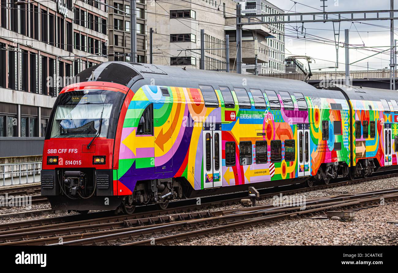 Zurigo, Svizzera, 18 aprile 2025: Una nuova S-Bahn di Zurigo (FFS Rabe 514) arriva alla stazione centrale di Zurigo. Il treno ha una livrea speciale. (Foto di Andre Foto Stock