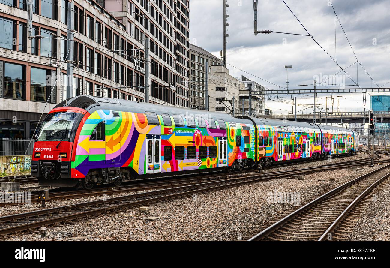 Zurigo, Svizzera, 18 aprile 2025: Una nuova S-Bahn di Zurigo (FFS Rabe 514) arriva alla stazione centrale di Zurigo. Il treno ha una livrea speciale. (Foto di Jonas Foto Stock