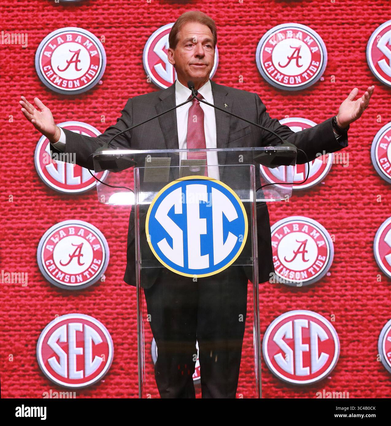 18 luglio 2018 - Atlanta, GA, USA - l'allenatore dell'Alabama Nick Saban tiene la sua conferenza stampa SEC Media Days presso la College Football Hall of Fame mercoledì 18 luglio 2018, ad Atlanta, GA (Credit Image: © Curtis Compton/TNS via ZUMA Wire) Foto Stock