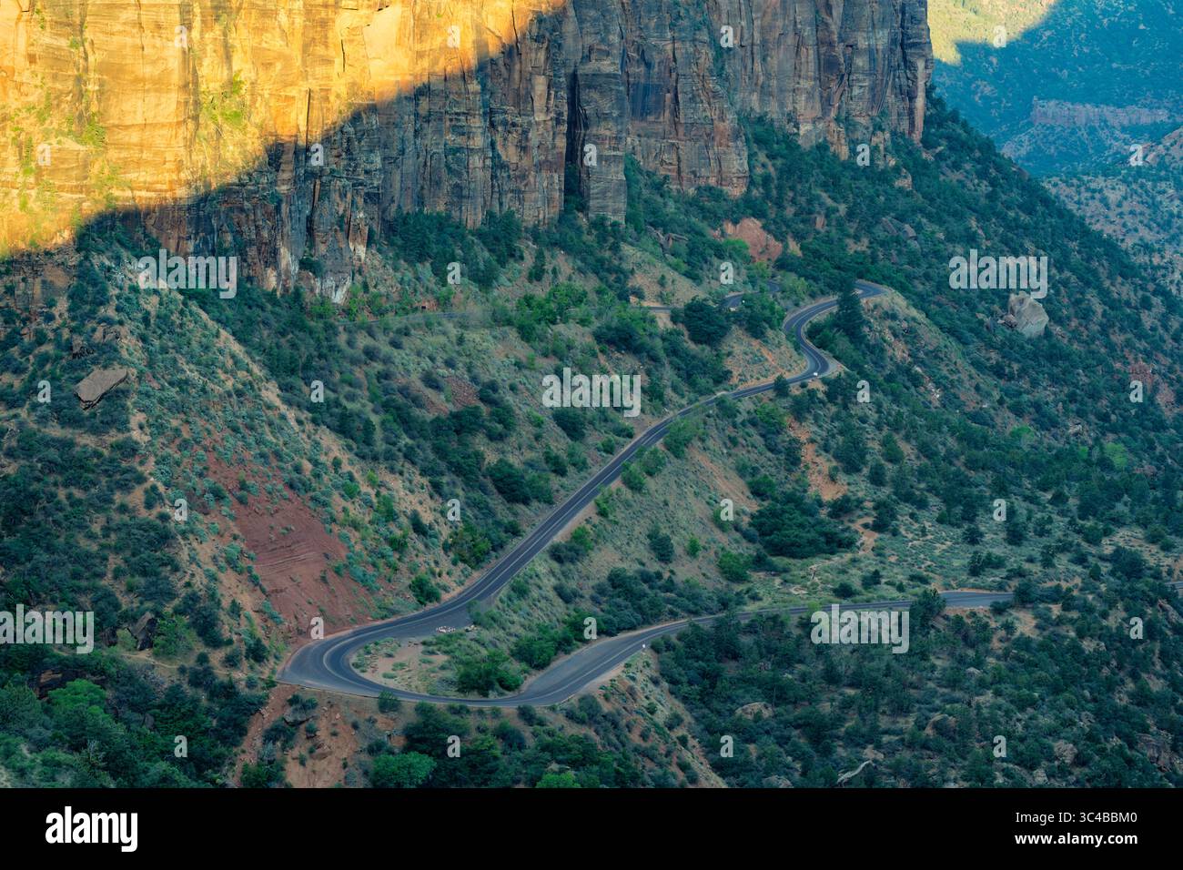 La tortuosa strada di Zion si snoda attraverso il terreno montuoso dello Zion National Park, Utah. Il parco attira i visitatori con la sua geologia e le diverse piante e ani Foto Stock