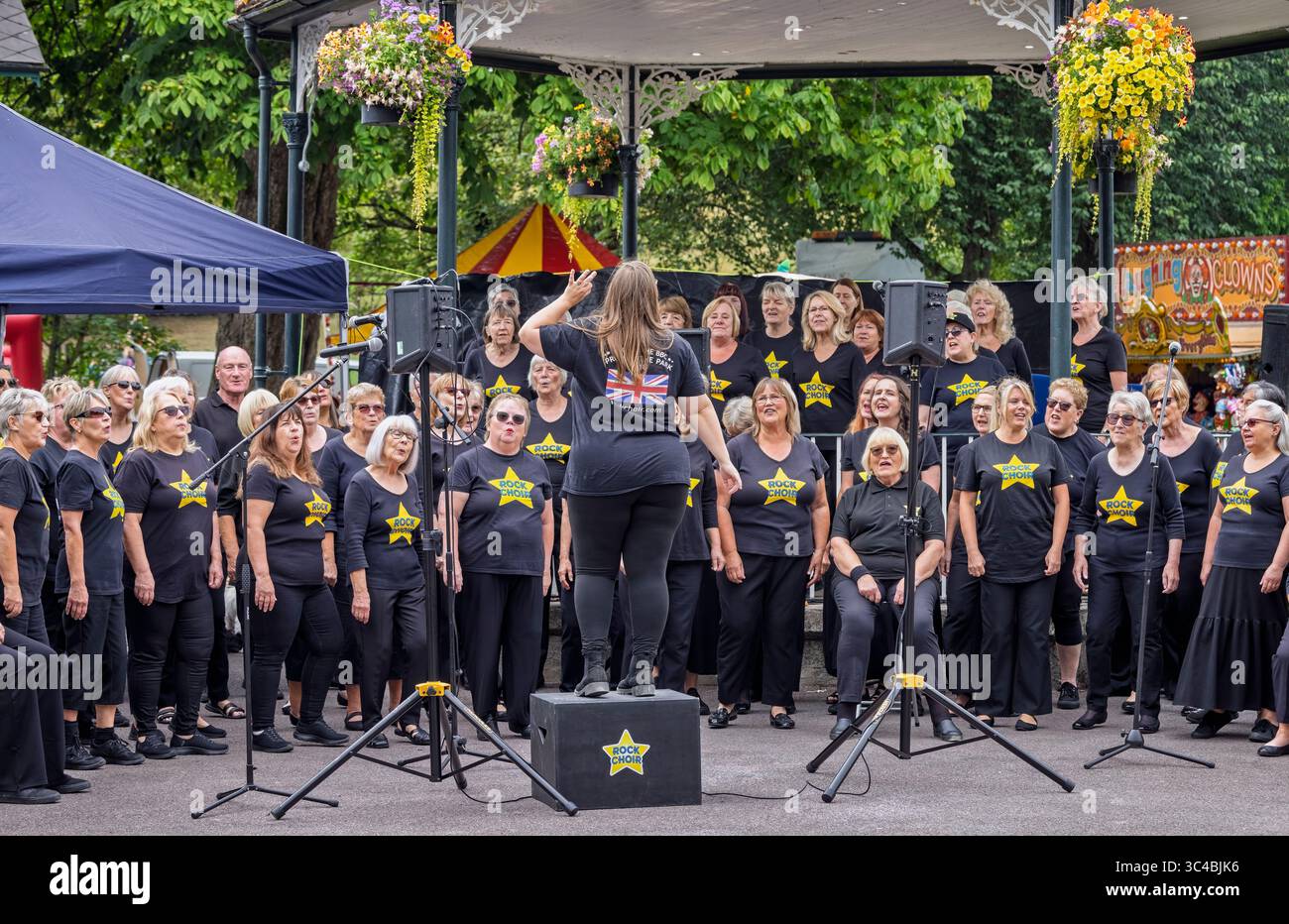 Frome e Warminster Rock Choir si esibiscono al 80 ° anniversario della seconda guerra mondiale a Warminster Park, Wiltshire, Regno Unito, il 27 luglio 2025 Foto Stock