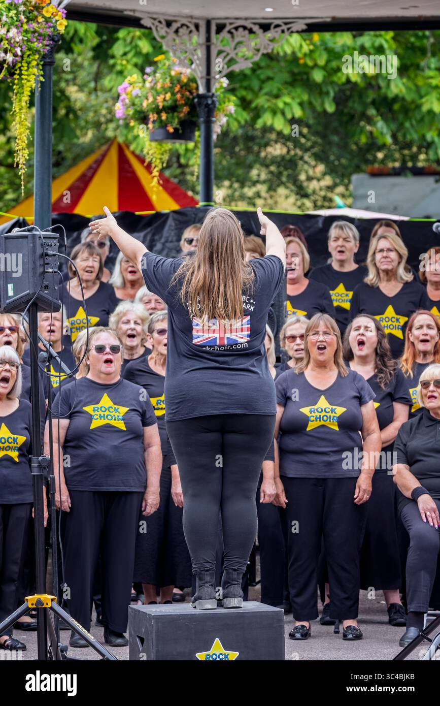 Frome e Warminster Rock Choir si esibiscono al 80 ° anniversario della seconda guerra mondiale a Warminster Park, Wiltshire, Regno Unito, il 27 luglio 2025 Foto Stock