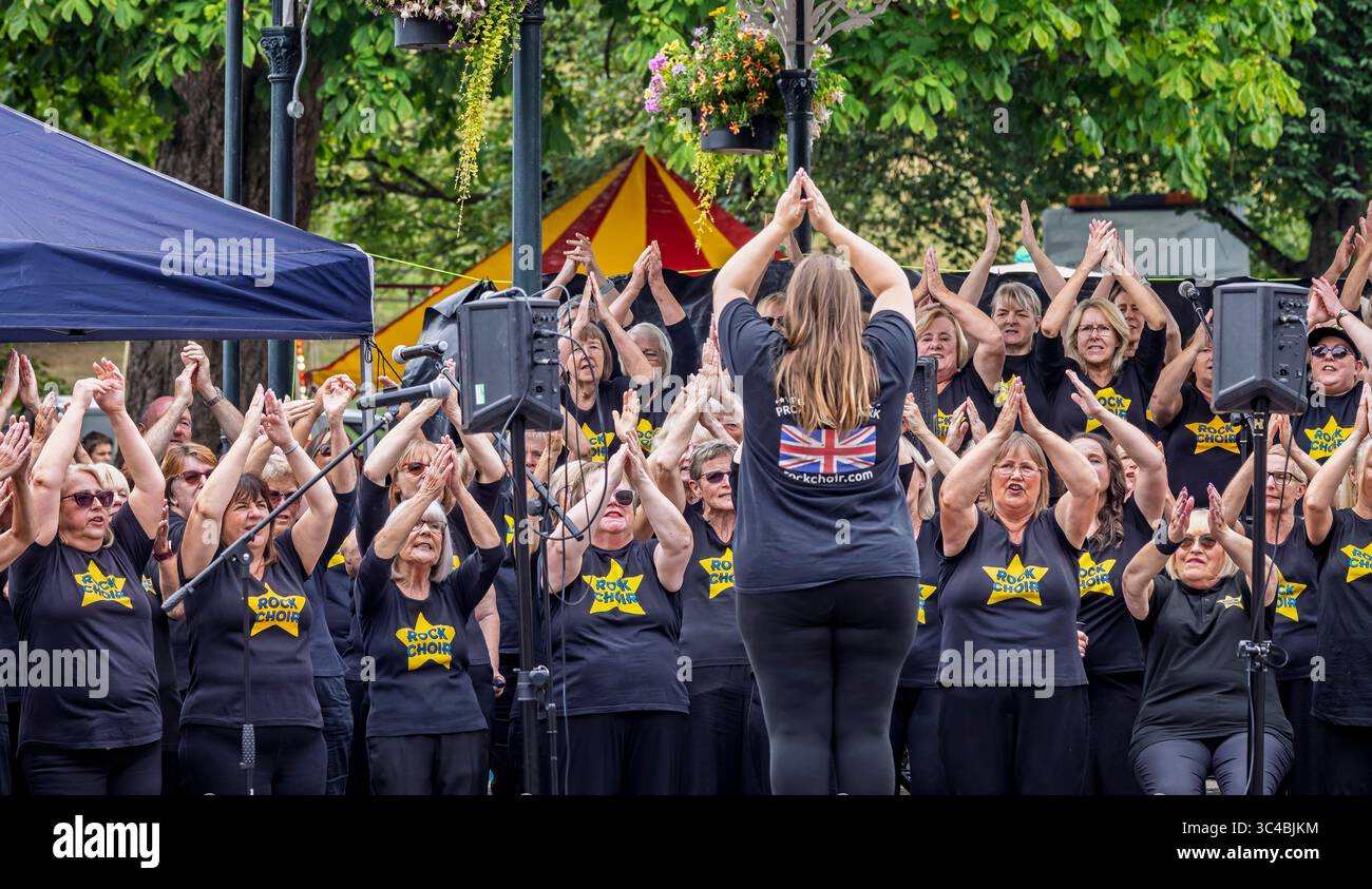 Frome e Warminster Rock Choir si esibiscono al 80 ° anniversario della seconda guerra mondiale a Warminster Park, Wiltshire, Regno Unito, il 27 luglio 2025 Foto Stock