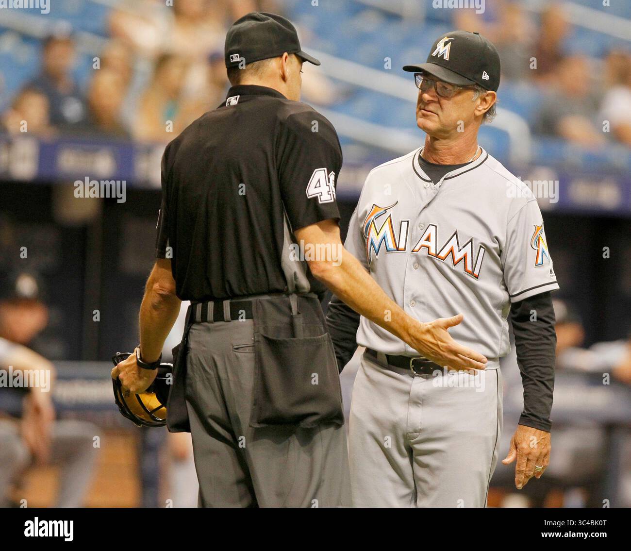 22 luglio 2018 - St. Petersburg, Florida, Stati Uniti - JIM DAMASKE | Times.il manager dei Marlins Don Mattingly ascolta l'arbitro di casa Andy Fletcher spiegare perché ha espulso Cameron Maybin dopo aver protestato per uno sciopero durante la partita casalinga dei Tampa Bay Rays contro i Miami Marlins domenica pomeriggio al Tropicana Field 7/22/2018. (Immagine di credito: © Jim Damaske/Tampa Bay Times tramite ZUMA Wire) Foto Stock