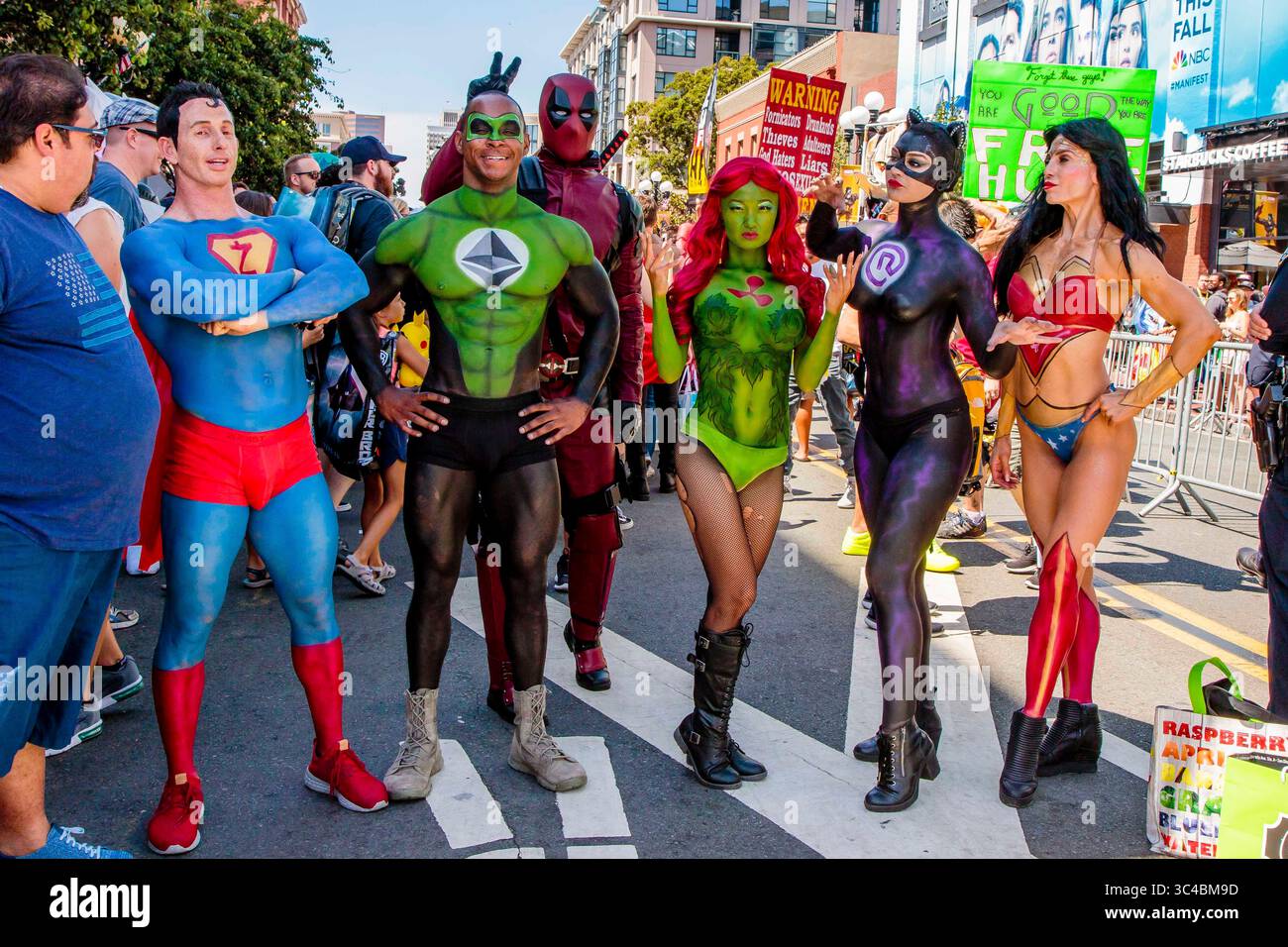 21 luglio 2018 - San Diego, California, Stati Uniti - Cosplayer Group vestito da SUPERMAN, GREEN LATERN, DEADPOOL, POISON IVY, BATGIRL, e WONDER WOMAN al Comic-con 2018. (Immagine di credito: © Marissa Carter via ZUMA Wire) Foto Stock