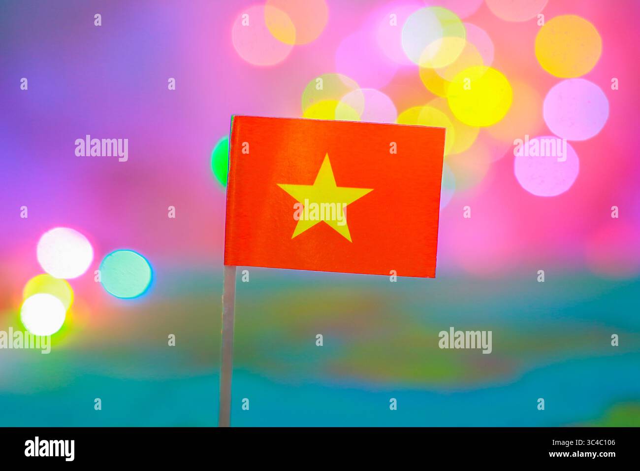 Bandiera vietnamita con bokeh multicolore scintillante. Ideale per feste, Capodanno, orgoglio nazionale, turismo e festival del sud-est asiatico. Foto Stock