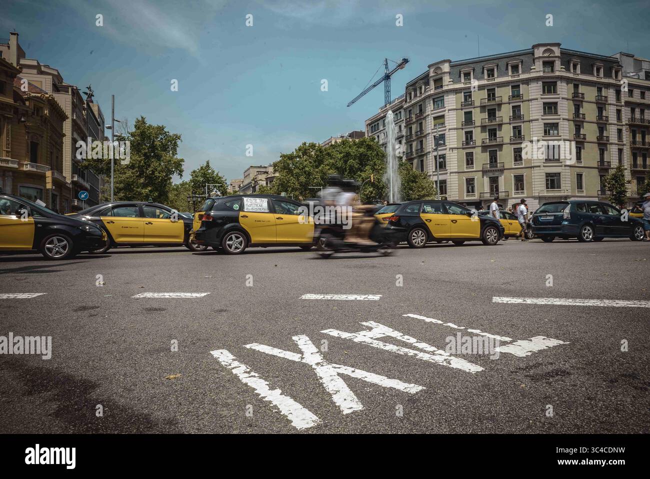 28 luglio 2018 - Barcellona, Catalogna, Spagna - i tassisti bloccano un incrocio nevralgico nel centro di Barcellona per protestare contro il crescente uso dei servizi di trasporto che considerano una concorrenza sleale durante uno sciopero illimitato. (Immagine di credito: © Matthias Oesterle via cavo ZUMA) Foto Stock